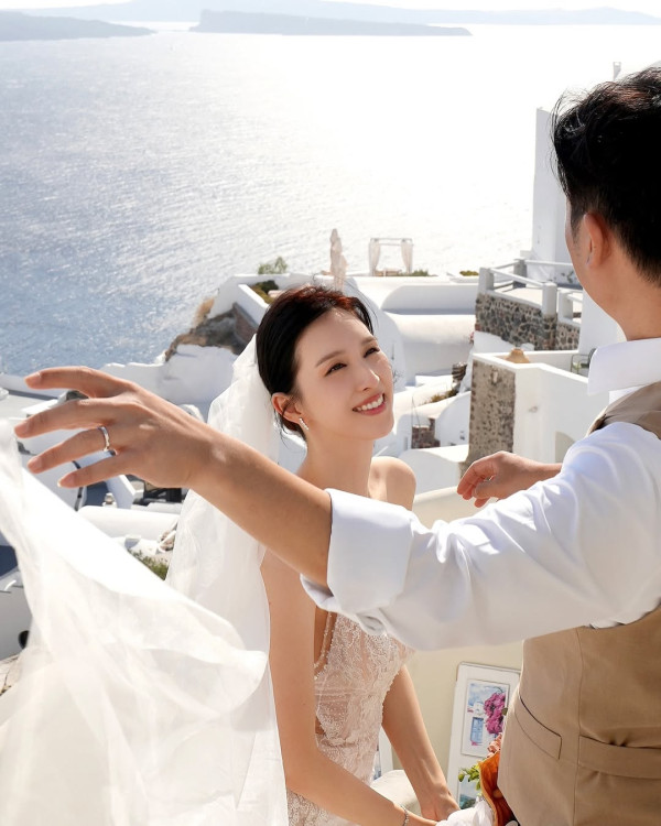 才女港姐返加拿大豪宅曝光 53歲保養得宜被封凍齡女神!