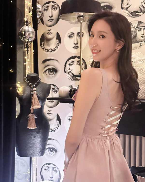 才女港姐返加拿大豪宅曝光 53歲保養得宜被封凍齡女神!