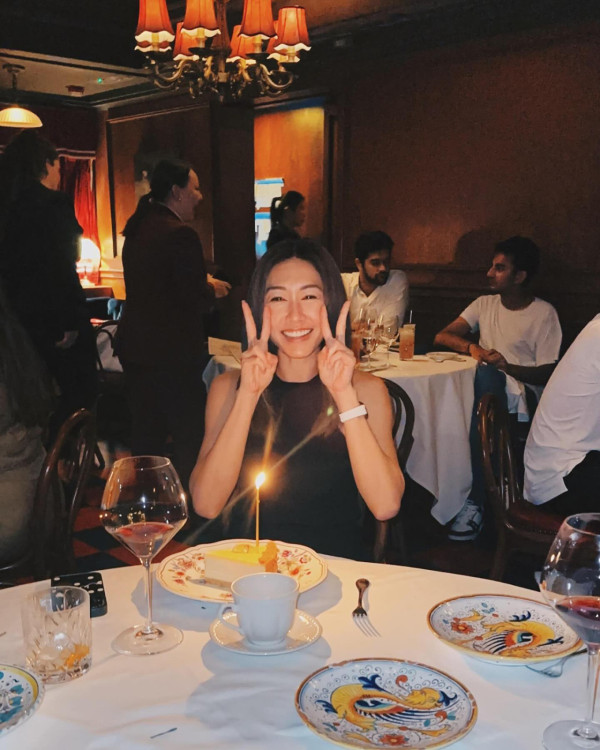 胡定欣夫婦飯局報答兩位媒人「大功臣」 世紀合照一細節再惹懷孕傳聞?