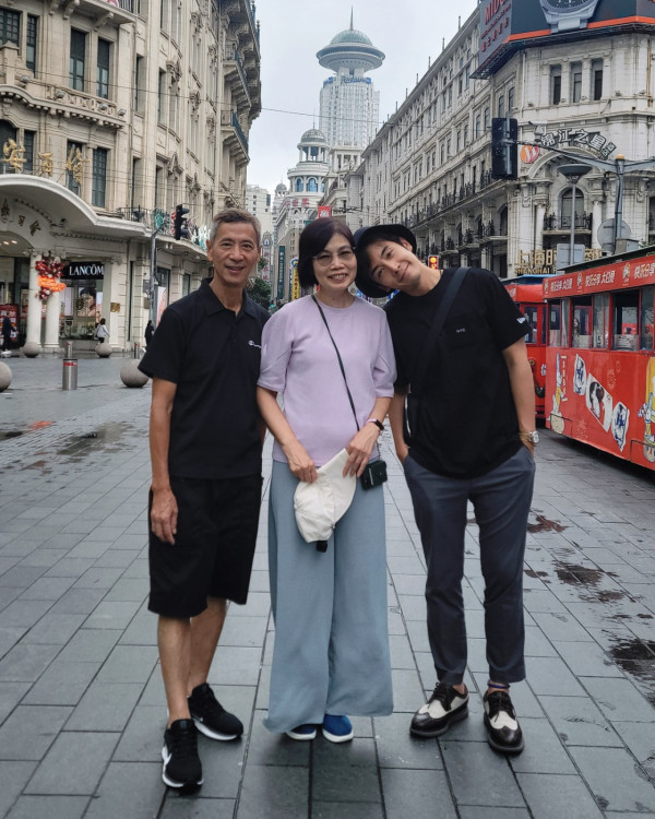 43歲《四葉草》男星印度靜修突剃頭「出家」？ 解釋落髮原因 直言：非常有福氣 