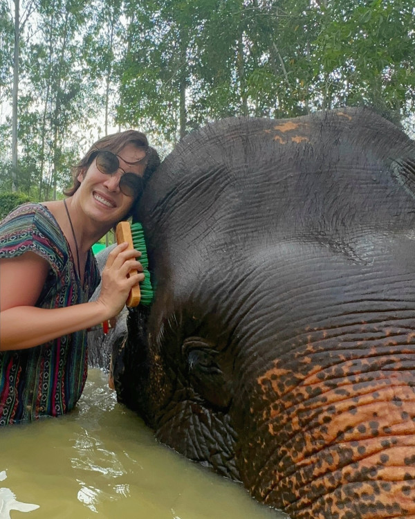 43歲《四葉草》男星印度靜修突剃頭「出家」？ 解釋落髮原因 直言：非常有福氣 