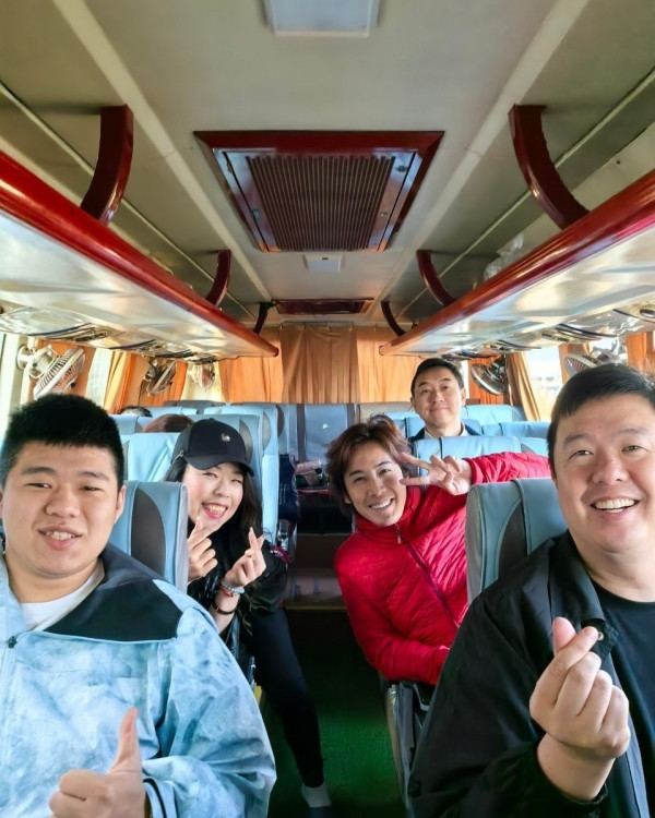 43歲《四葉草》男星印度靜修突剃頭「出家」？ 解釋落髮原因 直言：非常有福氣 