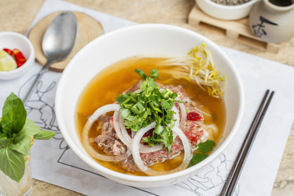 尖沙咀新派越南菜餐廳海鮮帽子火鍋！首創小黃牛吊龍Phở/招牌豬頸肉/黑白芒果糯米飯