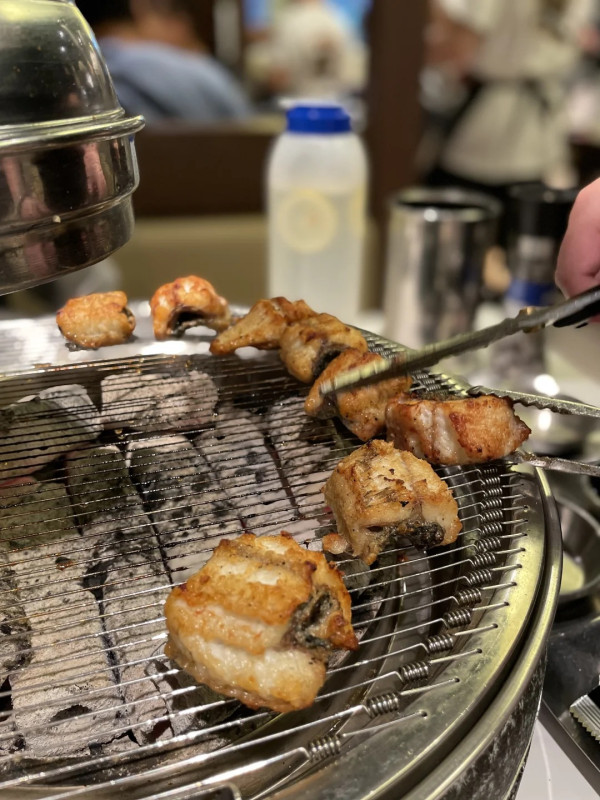 北村韓食·活烤鰻魚·大片烤肉（圖片來源：小紅書＠LYUANWY3）