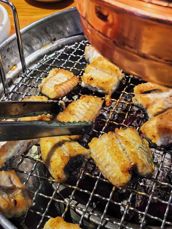 幸福柚子碳火烤肉烤活鰻魚（圖片來源：小紅書＠珊瑚的珊）