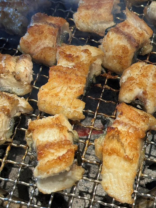 幸福柚子碳火烤肉烤活鰻魚（圖片來源：小紅書＠珊瑚的珊）