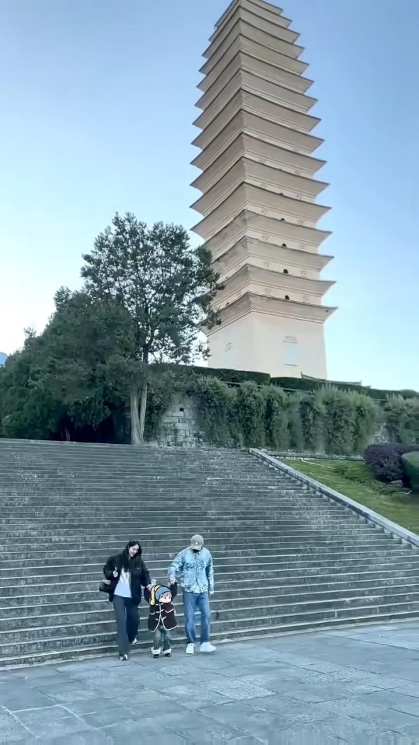 寵妻男神林峯一家三口周圍飛 2大細節盡顯暖男本色 獲讚絕世好男人 