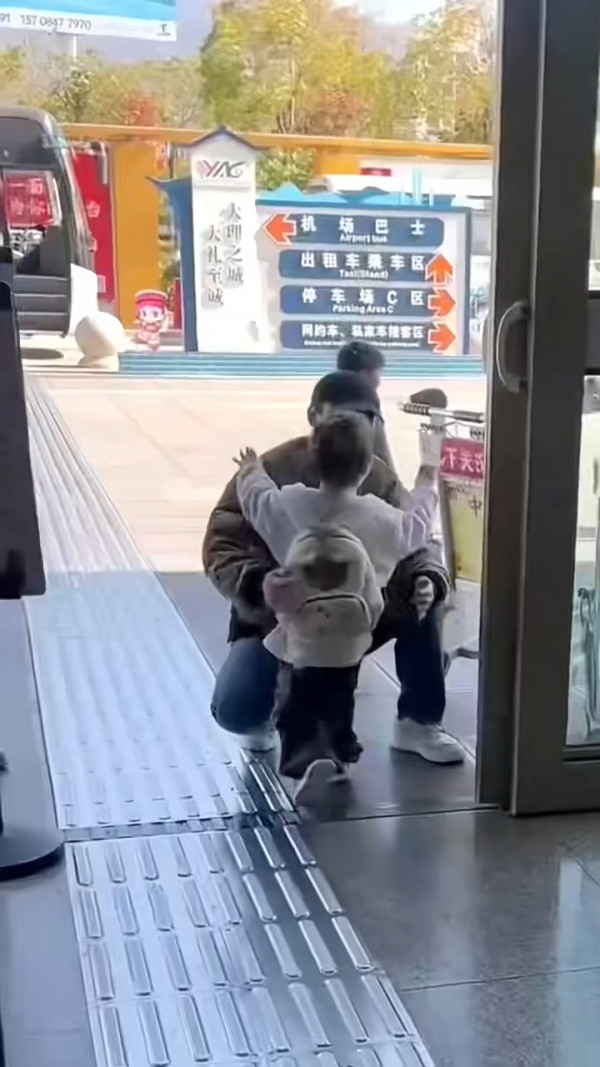 寵妻男神林峯一家三口周圍飛 2大細節盡顯暖男本色 獲讚絕世好男人 