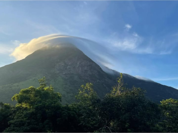 港版富士山！大東山變「雪山」天文台拆解1原因形成山帽雲