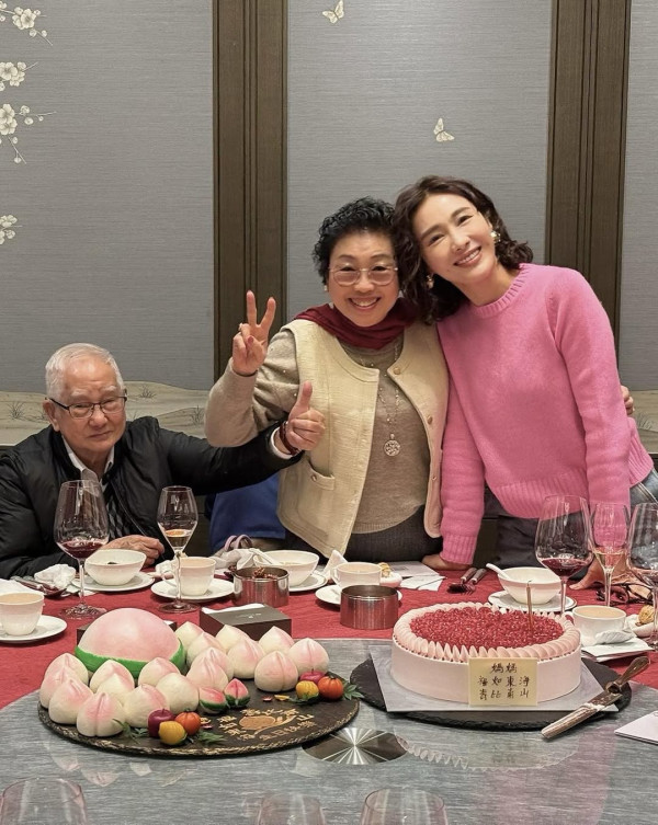 黎姿80歲媽媽近照驚艷網民！保養得宜皮膚緊緻！曾任職送貨獨力養家