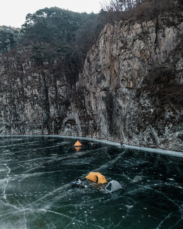 韓國冬季「冰上露營」爆紅 結冰河面搭帳篷 低溫下釣魚/生火煮食 