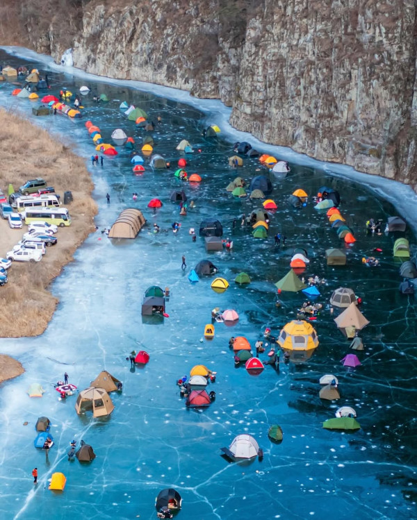 韓國冬季「冰上露營」爆紅 結冰河面搭帳篷 低溫下釣魚/生火煮食 