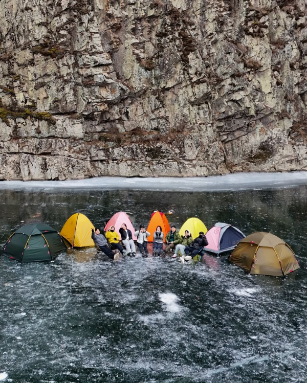 韓國冬季「冰上露營」爆紅 結冰河面搭帳篷 低溫下釣魚/生火煮食 