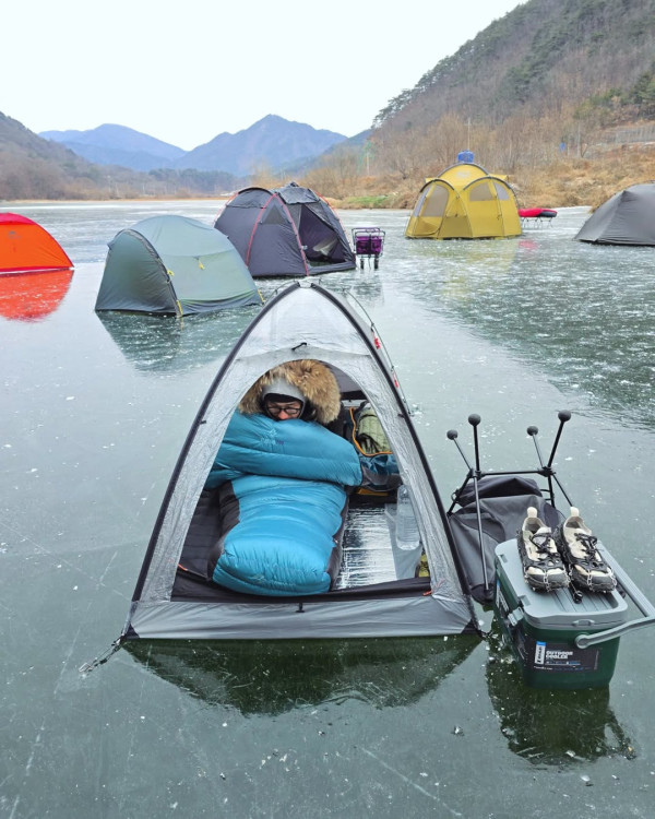 韓國冬季「冰上露營」爆紅 結冰河面搭帳篷 低溫下釣魚/生火煮食 