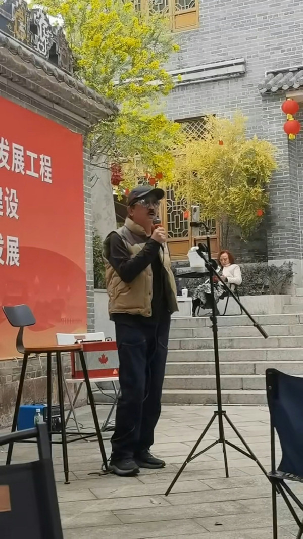 蔡卓妍阿Sa爸爸街頭唱歌衣著打扮平民 有傳身家豐厚！網民：這樣穿就低調有錢