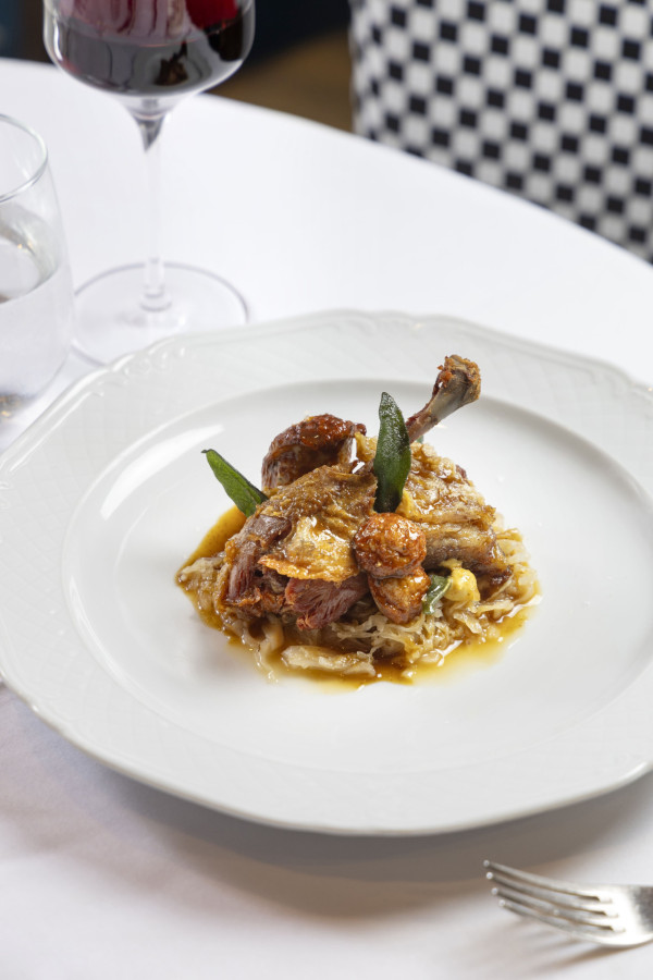 慶祝生日餐廳推介2025｜灣仔打卡華麗西餐廳Landau's 彩繪玻璃畫天花盡顯氣派！歎新派歐陸菜／開心果焦糖燉蛋