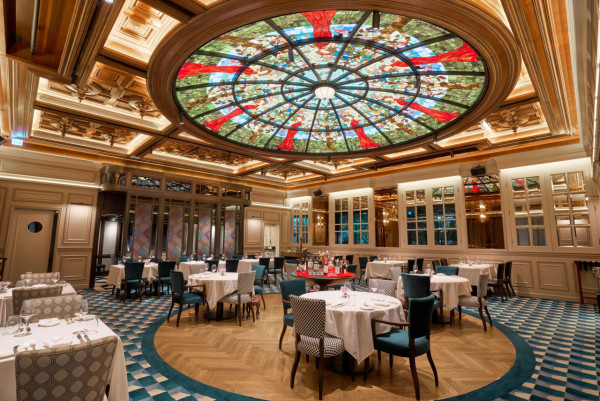 慶祝生日餐廳推介2025｜灣仔打卡華麗西餐廳Landau's 彩繪玻璃畫天花盡顯氣派！歎新派歐陸菜／開心果焦糖燉蛋