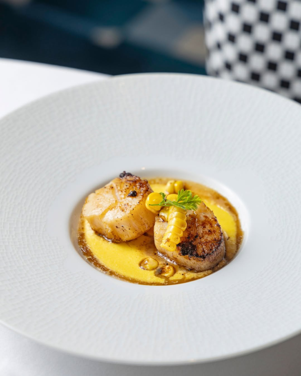 慶祝生日餐廳推介2025｜灣仔打卡華麗西餐廳Landau's 彩繪玻璃畫天花盡顯氣派！歎新派歐陸菜／開心果焦糖燉蛋