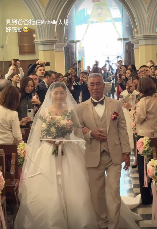 衛詩雅結婚｜衛詩雅夫妻婚禮上向「伯樂」敬茶 新人收雙封大利是場面感動