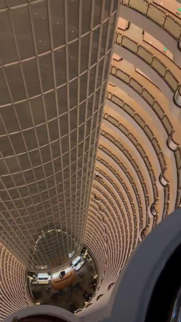 有片！上海1世界最高酒店天井設計成熱話 外國網民：睇片都嚇怕腳仔軟 