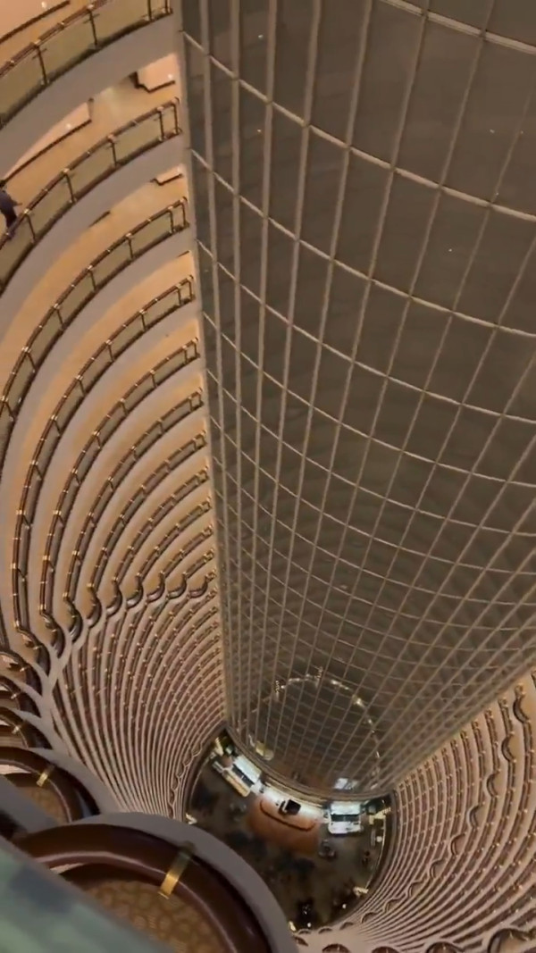 有片！上海1世界最高酒店天井設計成熱話 外國網民：睇片都嚇怕腳仔軟 
