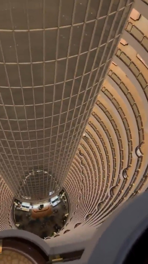 有片！上海1世界最高酒店天井設計成熱話 外國網民：睇片都嚇怕腳仔軟 