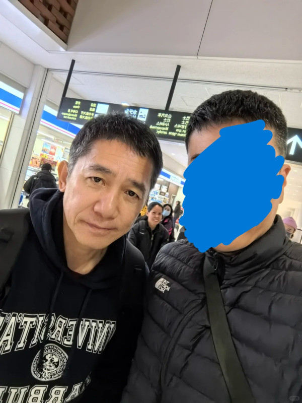 內地客日本巧遇梁朝偉獲合照 後面竟有陳奕迅亂入引全網羡慕 