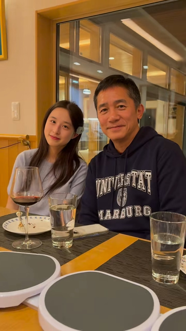 內地客日本巧遇梁朝偉獲合照 後面竟有陳奕迅亂入引全網羡慕 