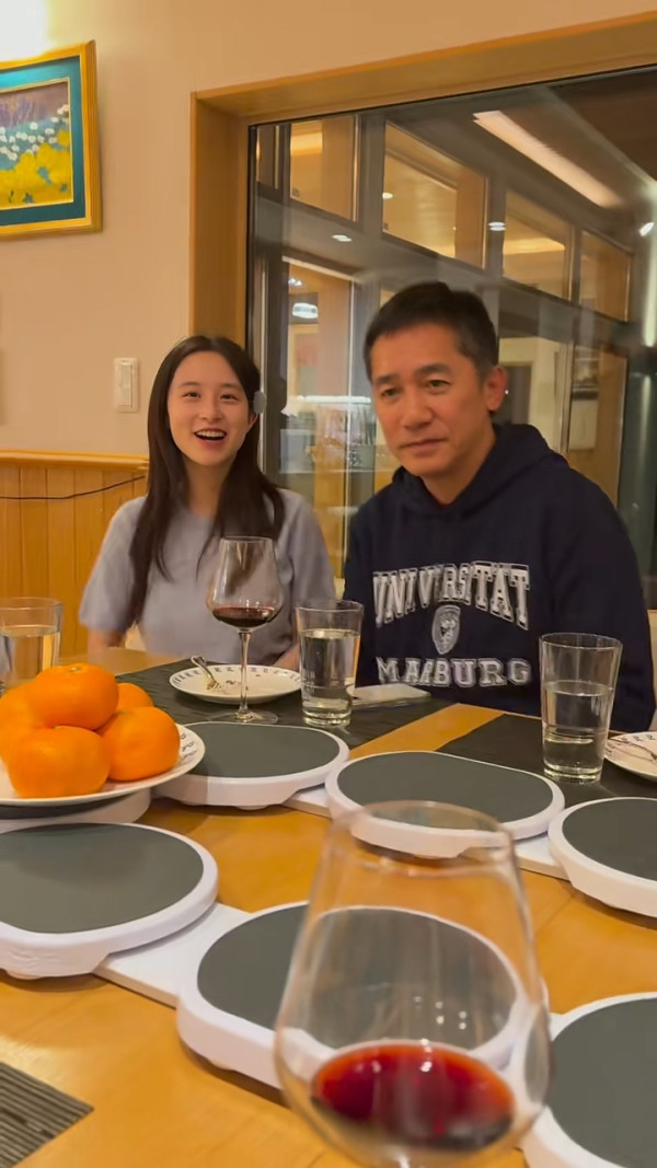 內地客日本巧遇梁朝偉獲合照 後面竟有陳奕迅亂入引全網羡慕 