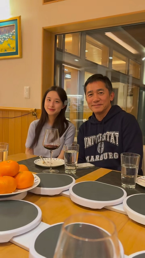 內地客日本巧遇梁朝偉獲合照 後面竟有陳奕迅亂入引全網羡慕 