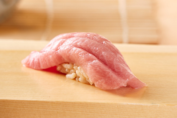 鮨樂4大優惠! $18無限換日本豐洲直送大拖羅壽司/送原板海膽/全單 8 折  附分辨冰鮮同急凍吞拿魚知識!