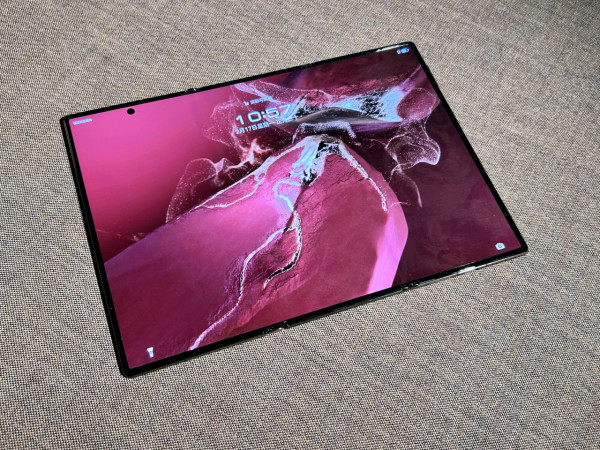 IShowSpeed華為真愛粉確認？直播興奮show出華為三摺機 活用機身設計時刻與觀眾互動