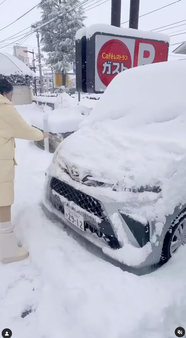 TVB主持自駕遊日遇大雪 車子驚變「雪糕車」獲熱心人借一物助融雪 網友反提醒要小心？ 