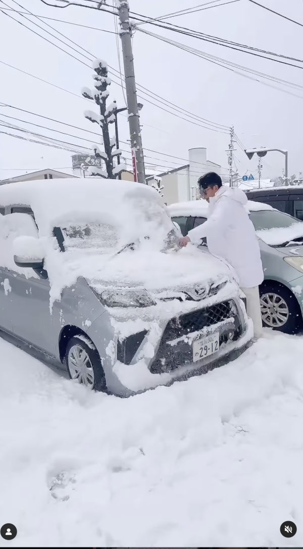 TVB主持自駕遊日遇大雪 車子驚變「雪糕車」獲熱心人借一物助融雪 網友反提醒要小心？ 