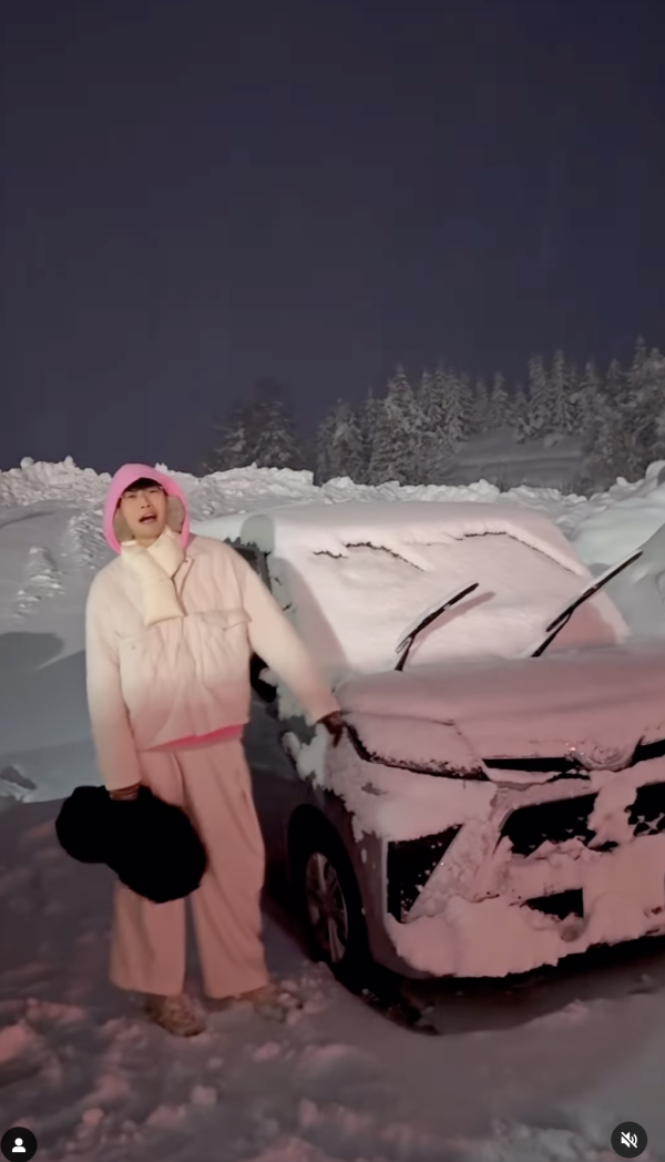 TVB主持自駕遊日遇大雪 車子驚變「雪糕車」獲熱心人借一物助融雪 網友反提醒要小心？ 