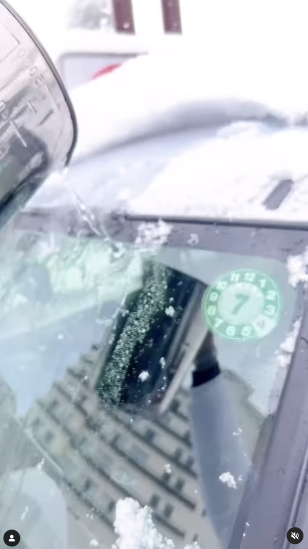 TVB主持自駕遊日遇大雪 車子驚變「雪糕車」獲熱心人借一物助融雪 網友反提醒要小心？ 