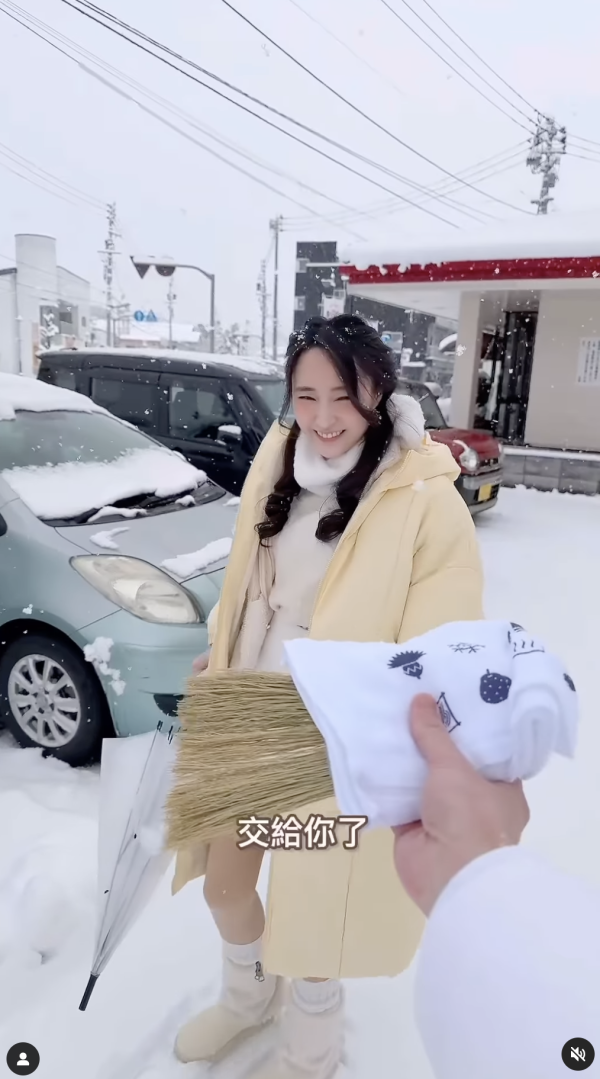 TVB主持自駕遊日遇大雪 車子驚變「雪糕車」獲熱心人借一物助融雪 網友反提醒要小心？ 