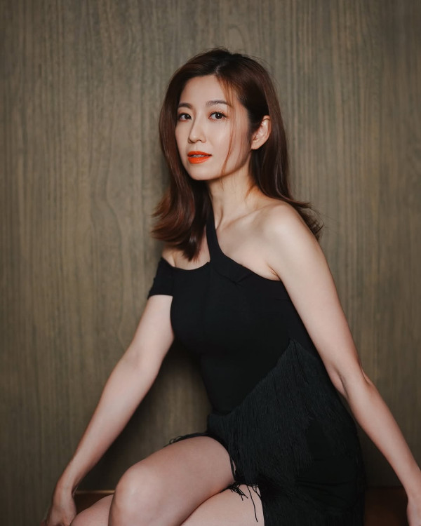43歲陳自瑤深V紅裙中門大開震撼眼球 老公生日零祝福幾日後發文隔空贈興？