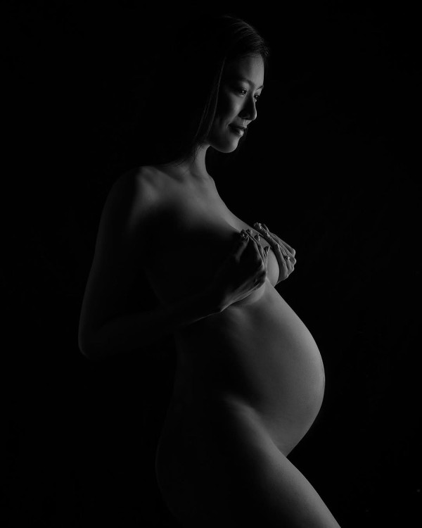 29歲大馬女模突曬全裸孕照 傳為香港富豪契女 曾獲無綫高層贈吻