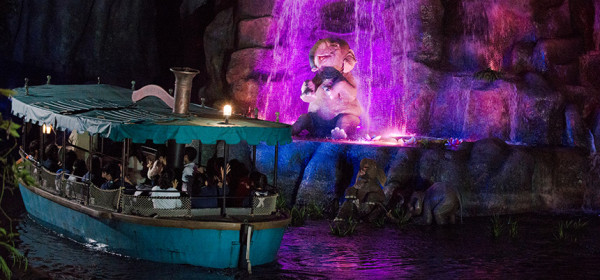 加州迪士尼設施大排長龍 父母為享二人世界將BB車連孩子棄路邊