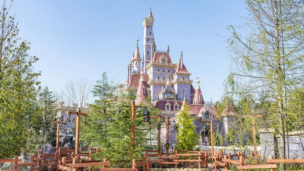 加州迪士尼設施大排長龍 父母為享二人世界將BB車連孩子棄路邊