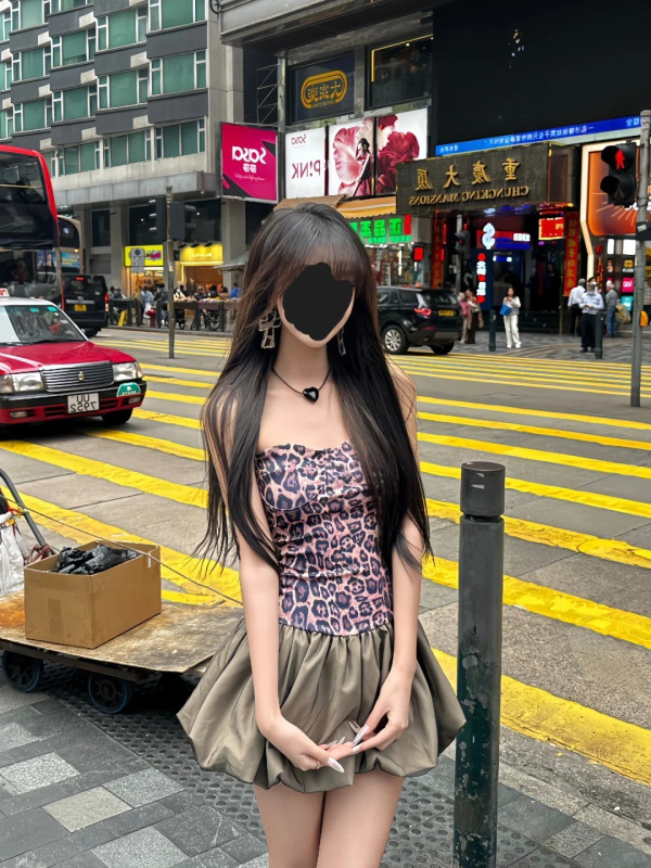 小紅書女呻香港冇穿衣自由 稱常被打量和偷拍 網民反應兩極：被問過多少錢/香港其實很保守 