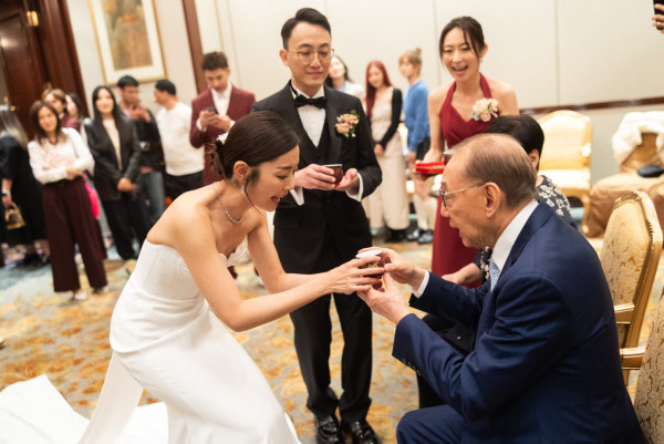 衛詩雅結婚｜衛詩雅夫妻婚禮上向「伯樂」敬茶 新人收雙封大利是場面感動