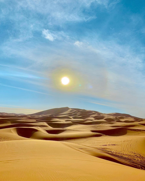 馮盈盈遊撒哈拉沙漠大曬長腿 完美復刻《沙丘瀚戰》角色！ 