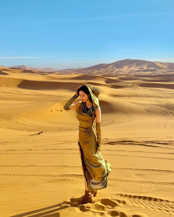 馮盈盈遊撒哈拉沙漠大曬長腿 完美復刻《沙丘瀚戰》角色！ 