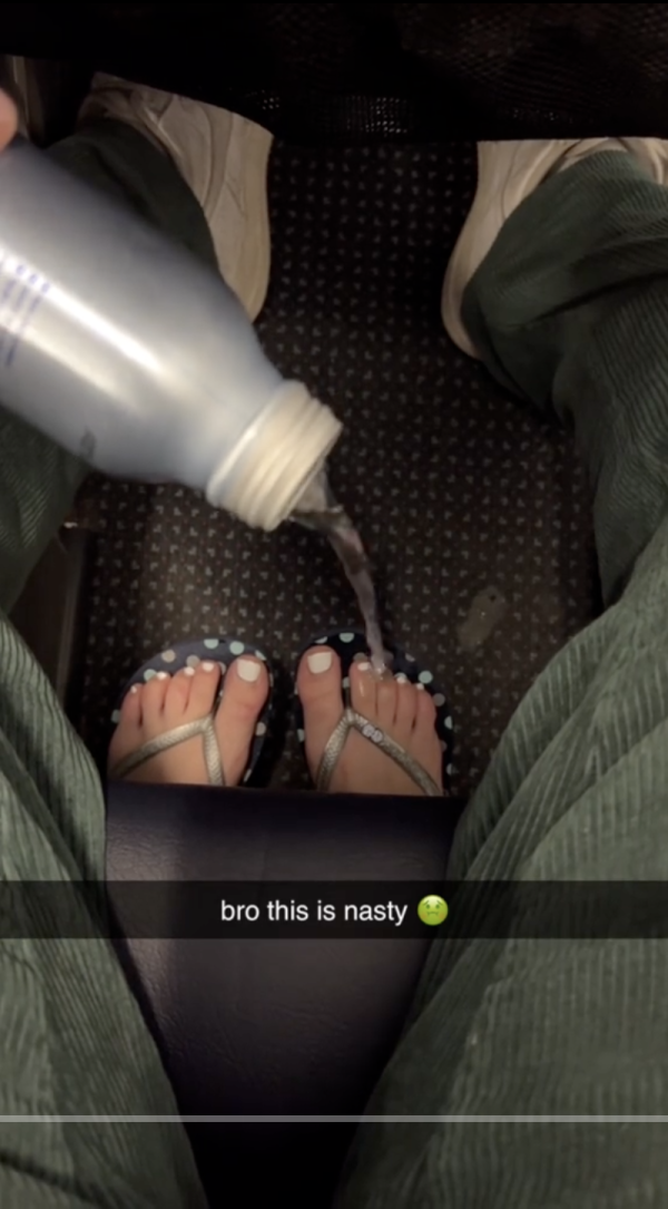 港航飛北京航班上演大媽MMA 疑因調位起爭執 空姐一句話霸氣擺平 