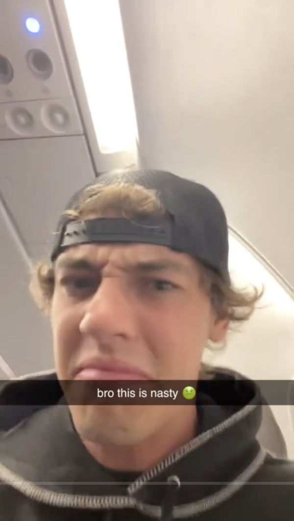 港航飛北京航班上演大媽MMA 疑因調位起爭執 空姐一句話霸氣擺平 