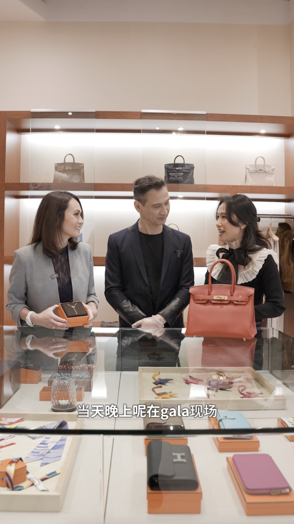 張栢芝現身機場零濾鏡狀態曝光 親自推兩大箱行李被讚零架子 