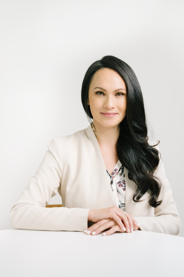 張栢芝現身機場零濾鏡狀態曝光 親自推兩大箱行李被讚零架子 