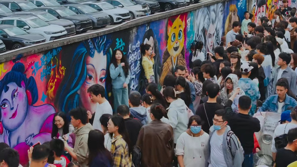 內地多處湧現哪吒2塗鴉牆 深圳一塗鴉牆現人山人海！ 